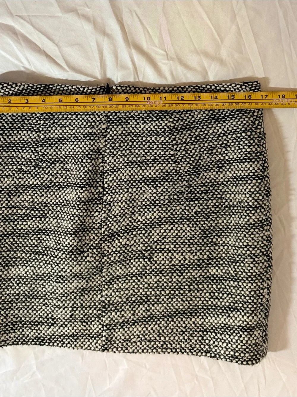 J. Crew Black and White Tweed Mini Skirt 55%Acrylic 38%Wool 7%Other Size 8 (X22)